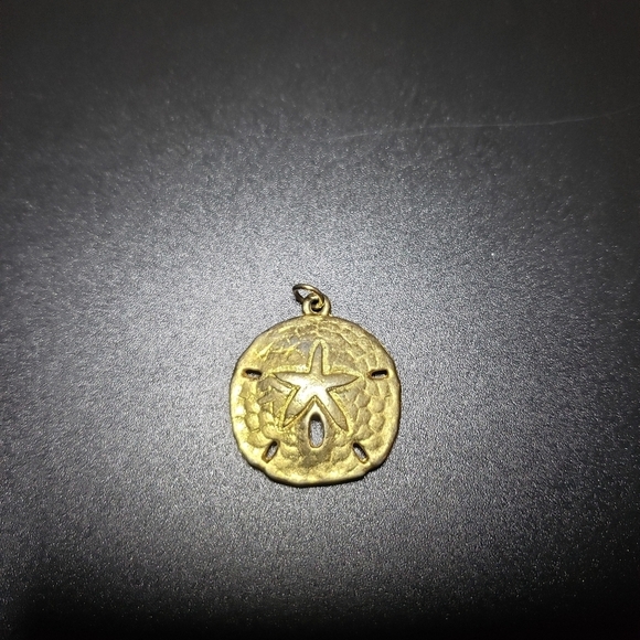 gold tone sand dollar pendant - Picture 5 of 5